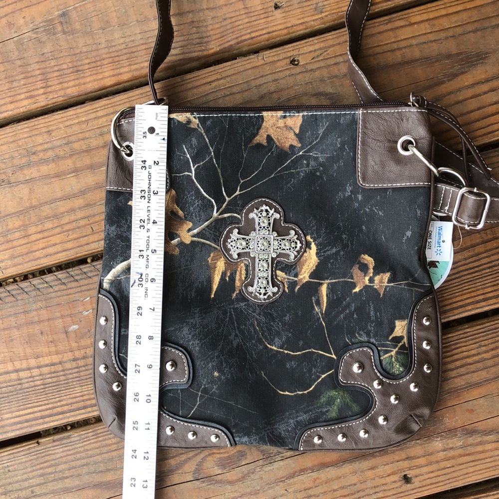 Long Live Cowgirls!   Realtree Blingy Camo Large Crossbody-NWT - Picture 4 of 6